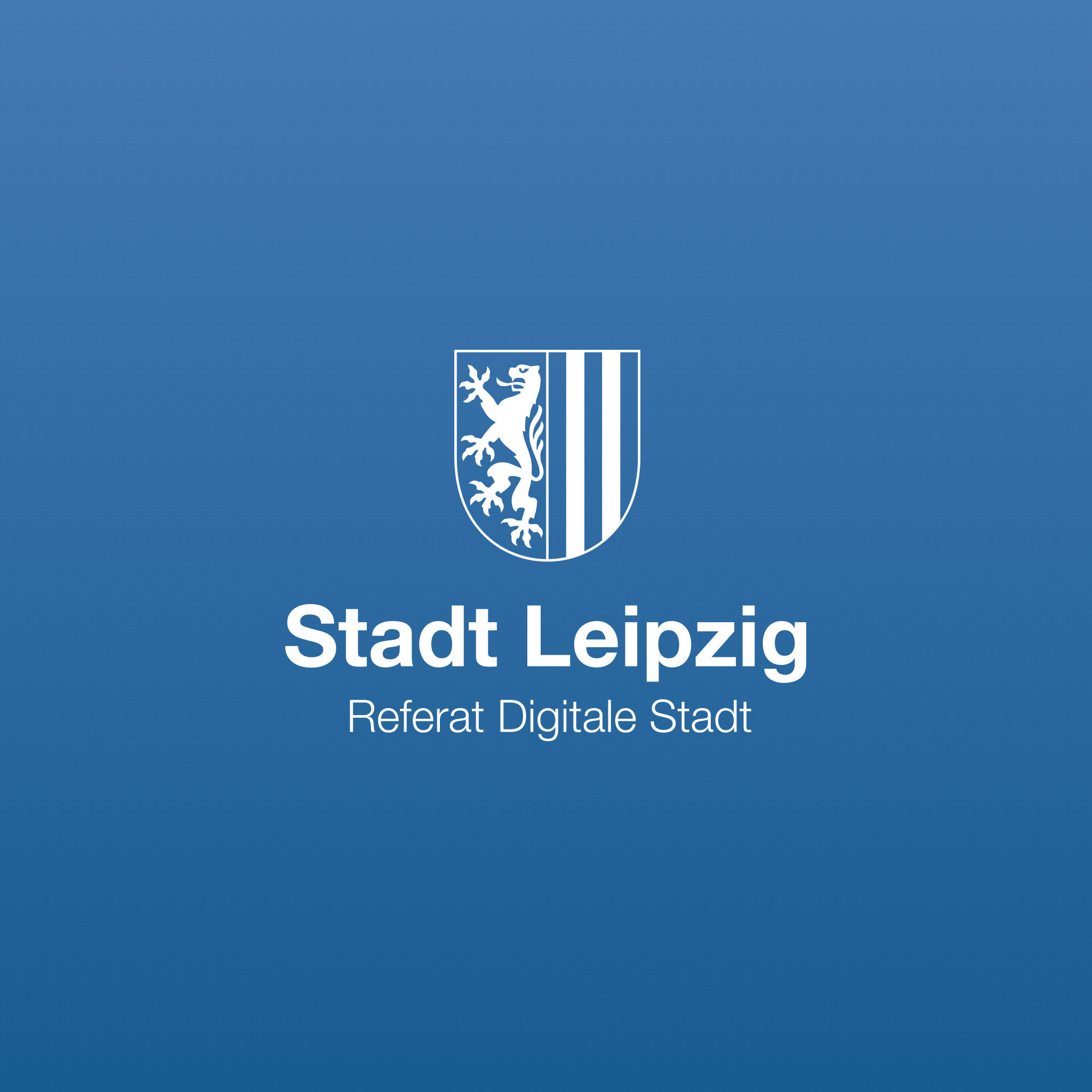 Blauer Hintergrund, weißes Stadtwappen der Stadt Leipzig, Schriftzug "Referat Digitale Stadt" Referat_Digitale_Stadt_Logo_blue